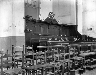 206918 Interieur van de Buurkerk te Utrecht: vroedschapsbank.